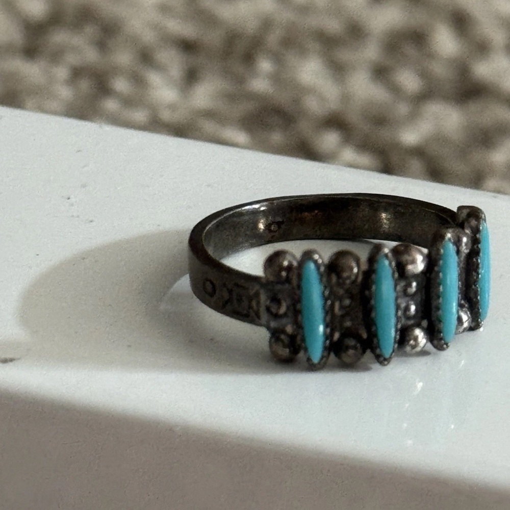 VINTAGE OLD PAWN ZUNI STERLING JANICE PALOMA NEEDLEPOINT TURQUOISE PINKY RING - Picture 4 of 5